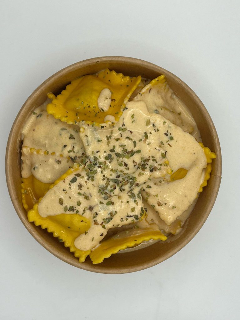 Raviolis de carne con salsa de queso