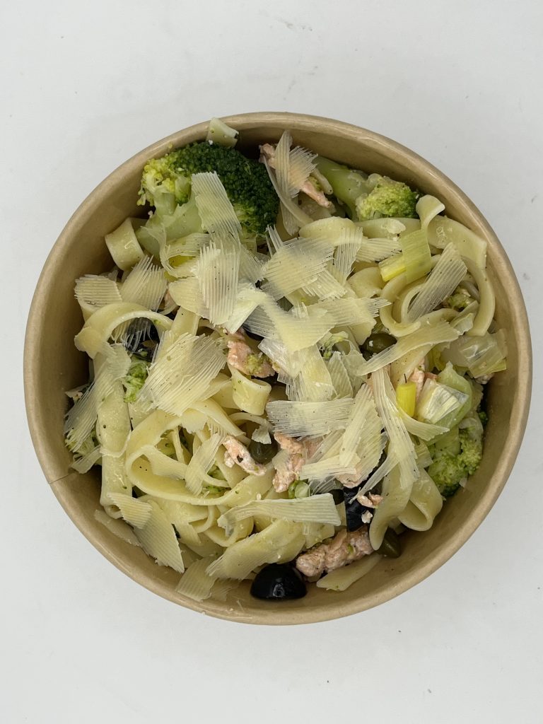 Tagliatelle con salmón, brócoli, olivas negras, alcaparras y escamas de parmesano